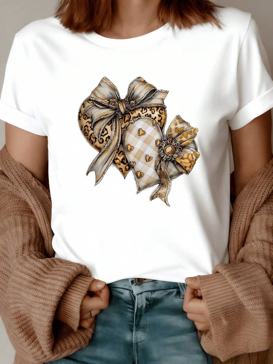 Dos corazones adornados con lazos dorados y estampados de pequeños corazones representan ternura elegancia y afecto en un armonioso contraste visual camiseta de mujer casual moderna perfecta para uso diario - Blanco - Ver 1