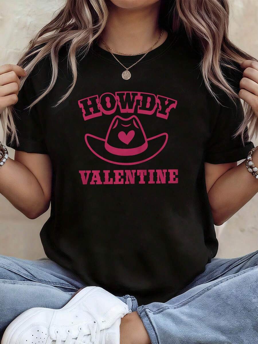 Camiseta de mujer de talla grande estilo curvo con estampado estilo denim "HOWDY VALENTINE", top para el Día de San Valentín, manga corta vintage y divertida, camiseta de ambiente festivo, ajuste elástico y relajado. - Negro - Ver 1