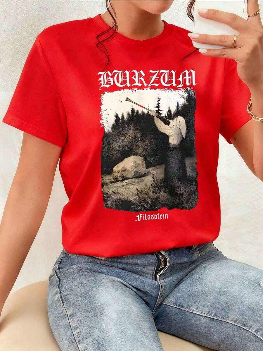The Image Depicts A Woman Playing The Trombone Against A Backdrop Of Forest And Rocks, Symbolizing An Ancient Connection To Nature And Spiritual Introspection. This Women's T-Shirt Is Made From Premium 100% Cotton, Offering A Relaxed And Comfortable Feel, Ideal For Everyday Wear. - 紅色 - 查看 1