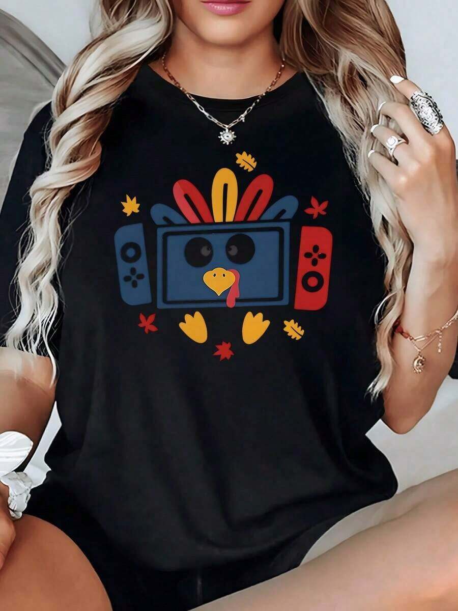 100% Cotton. The Print Features A Digital Turkey With Colorful Feathers Surrounded By Autumn Leaves, Symbolizing Fun And Gratitude With A Modern Touch. Women's 100% Cotton Soft And Comfortable T-Shirt For Everyday Wear. Women's Simple Solid Color T-Shirt, Loose And Slim Fit Casual Short Sleeve - 黑色 - 查看 1