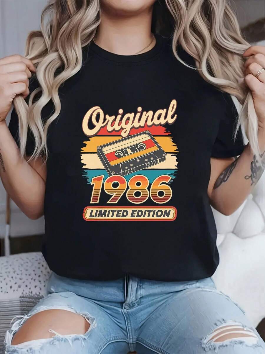 Women's Limited Edition 1986 Vintage Cassette Tape Print T-Shirt - Retro Short Sleeve Crew Neck T-Shirt With 1986 Birthday Print, Suitable For Casual Spring/Summer Wear, Machine Washable, Retro Style. Women's Casual Printed T-Shirt, Short Sleeve Crew Neck, Local Spring/Summer Urban Fashion. - 黑色 - 查看 1