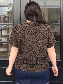 Plus Camiseta de manga corta de cuello redondo con ajuste holgado y estampado de leopardo - Marrón - Ver 2