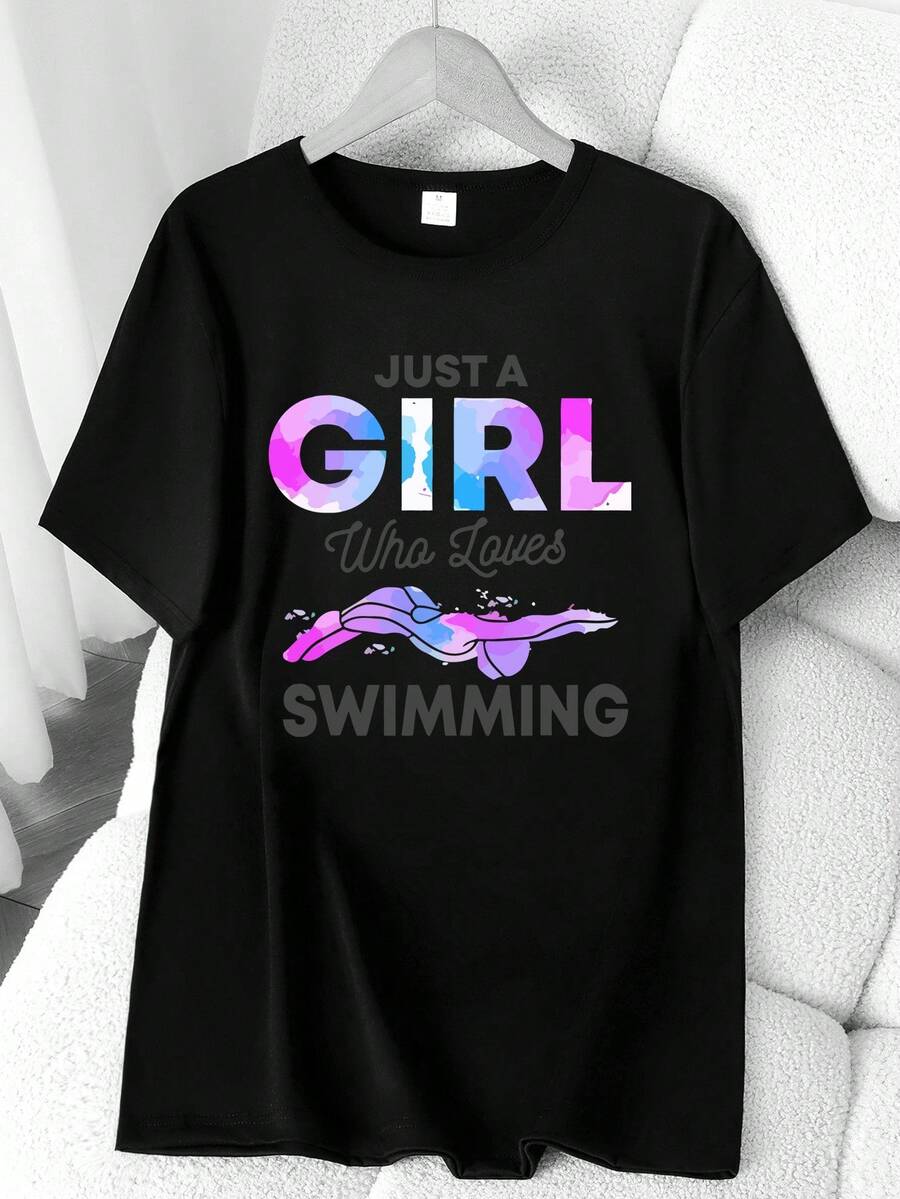 T-Shirt With A Girl Swimming Print. Available In 6 Colors, Short Sleeves, Round Neck, High-Stretch Casual Sports Top. Machine Washable. Suitable For Spring And Summer. Can Be Worn In All Seasons. Women's Clothing. Elegant Party Outfit, T-Shirt For Stylish Ladies, Blouses Suitable For Curvy Women, Casual Wear, Cool And Breathable Summer Wear, Fun Letter Print. - 黑色 - 查看 1