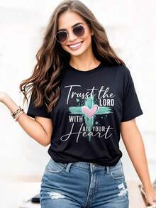 Women's Plus Size Inspirational Christian T-Shirt With Cross And Heart Motifs, Featuring The Bible Verse "Trust In The Lord With All Your Heart," Ideal For Festive Gatherings Or As A Gift, Soft And Comfortable. - 黑色 - 查看 5