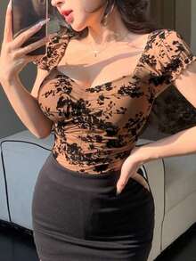Blusa de manga corta con cuello cuadrado, fruncido y estampado floral de malla, top de verano lindo para mujer - Marrón 2 - Ver 6