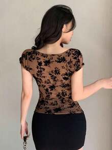 Blusa de manga corta con cuello cuadrado, fruncido y estampado floral de malla, top de verano lindo para mujer - Marrón 2 - Ver 4