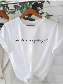 Camiseta de algodón blanca para mujer, estilo athleisure, con estampado de dibujos animados "Daily Smile" - corte holgado, manga corta, cuello redondo, top casual de verano transpirable, adecuada para uso diario y deportivo, lavable a máquina, cómoda para el uso cotidiano, tela opaca, ropa casual de gimnasio que absorbe la humedad. - Blanco - Ver 11