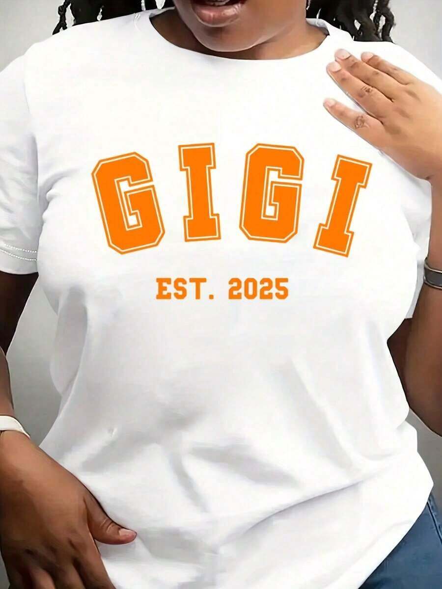Suave, transpirable y ligera para comodidad durante todo el día. Camiseta personalizada GiGi Est.Camiseta de Mujer "Date" - Regalo para el Día de la Madre - Camiseta Gráfica Bella Canvas para Damas - Anuncio de Bebé - Para Abuela - Cuello redondo clásico con un corte relajado que favorece todas las formas del cuerpo y es fácil de combinar con jeans, shorts y leggings. - Blanco - Ver 1