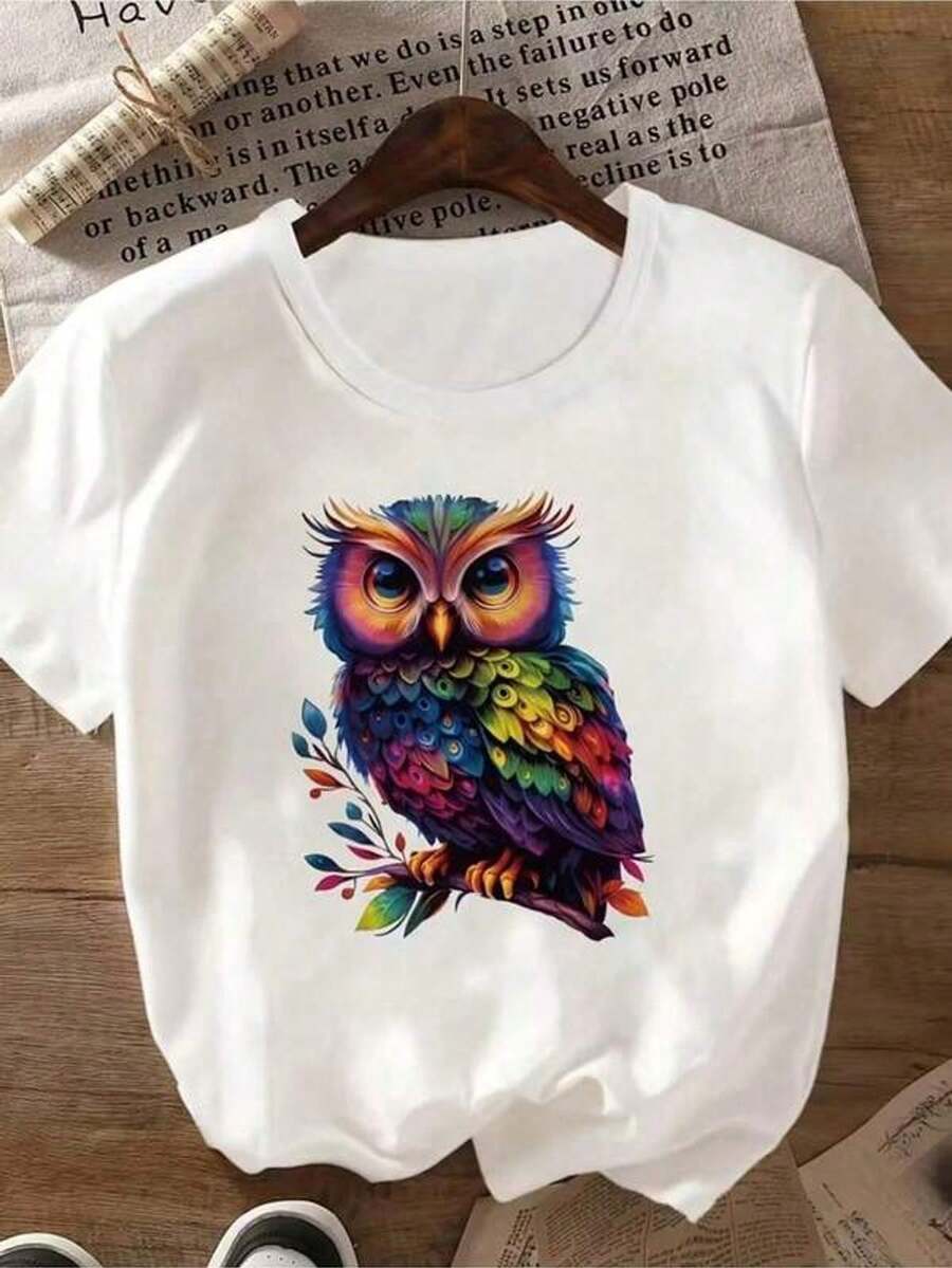 Short-Sleeved, Crew-Neck Printed T-Shirt Featuring A Bright And Mysterious Rainbow Owl With Leaves. Casual Style. Modern Print. Comfortable. Matching Couple's Style. Available For Men And Women. Fashionable Printed Half-Sleeve T-Shirt. Elegant Women's Blouses - 白色 - 查看 1