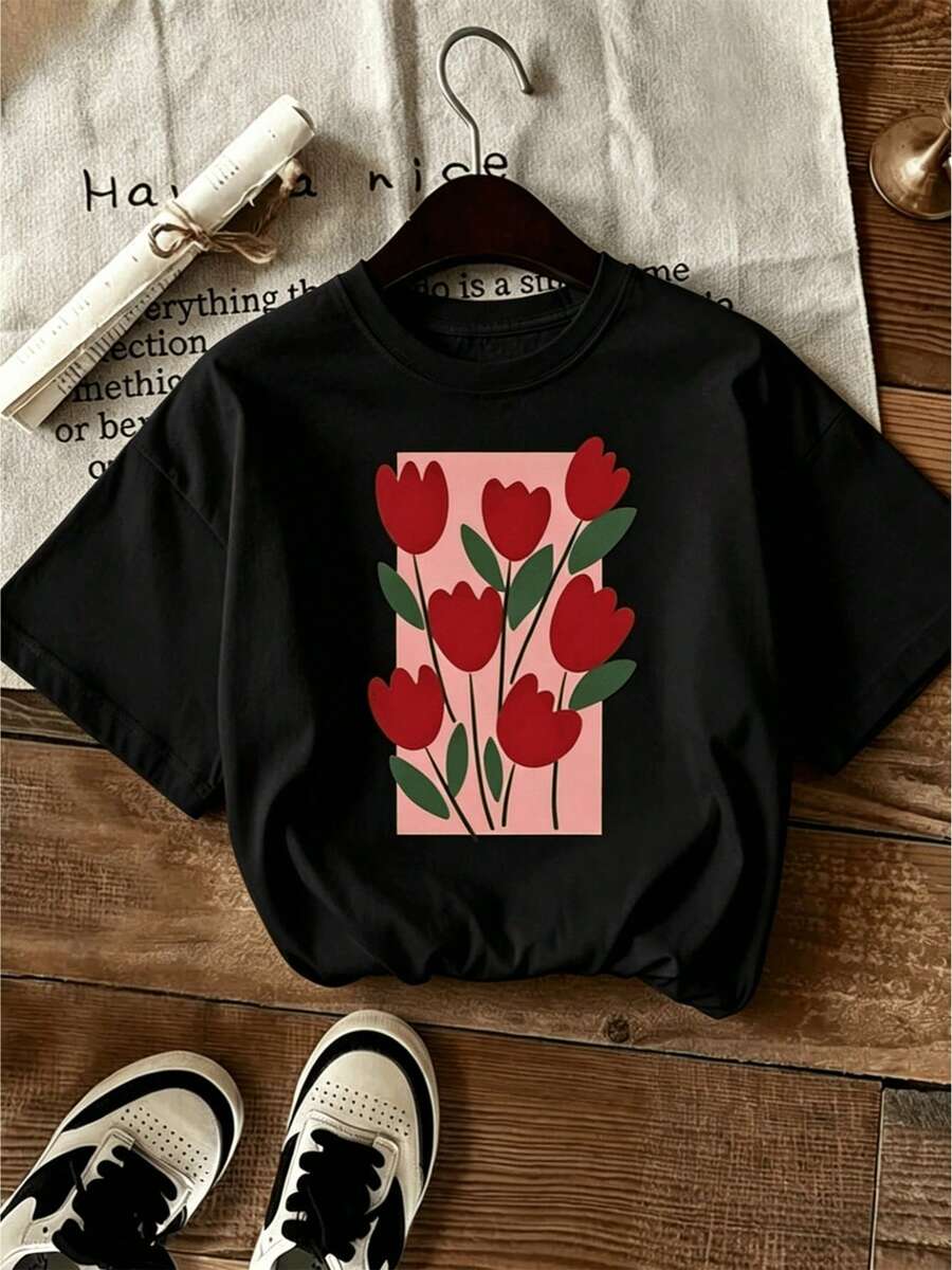 Nueva Camiseta de Moda para Mujer con Cuello Redondo, Estampado Floral en Tonos Rojos, Diseño de Flores Tipo Tulipán con Hojas Verdes sobre Fondo Blanco, Combinado con un Bloque Geométrico en Rosa que Resalta el Contraste, Colores Vibrantes y Equilibrados con un Estilo Ilustrado Moderno, Impresiónérmica de Alta Definición con Detalles Nítidos y Duraderos, para Uso Diario, Trabajo o Salidas Casuales de Verano. Diseño versátil, para el verano. - Negro - Ver 1