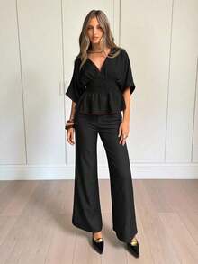 Blusa casual de mujer con cuello en V profundo, ribete de contraste, cintura fruncida, manga corta, adecuada para vacaciones y playa - Negro - Ver 6