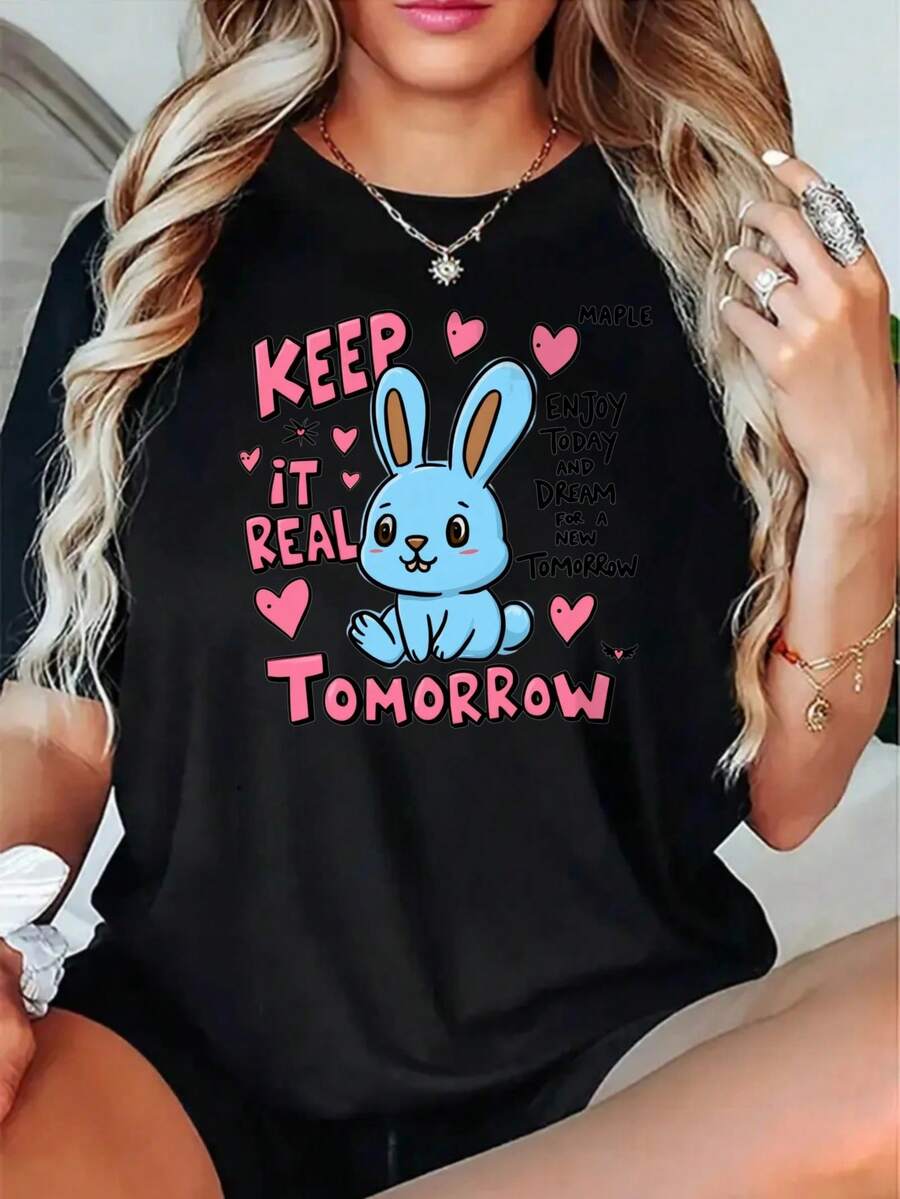 Soft, Breathable, And Lightweight For All-Day Comfort. Women's Crew Neck T-Shirt - "Stay True Tomorrow" Bunny Heart Print Tee - Soft Casual Tee For Everyday Wear - Black Tee With Pink Text - A Must-Have For Everyday Wear In All Seasons - Fashionable Women's Clothing, Short Sleeve T-Shirt, Vibrant Design, Comfortable Fit. Classic Crew Neck With A Relaxed Fit That Flatters All Body Shapes And Is Easy To Pair With Jeans, Shorts, And Leggings. - 黑色 - 查看 1