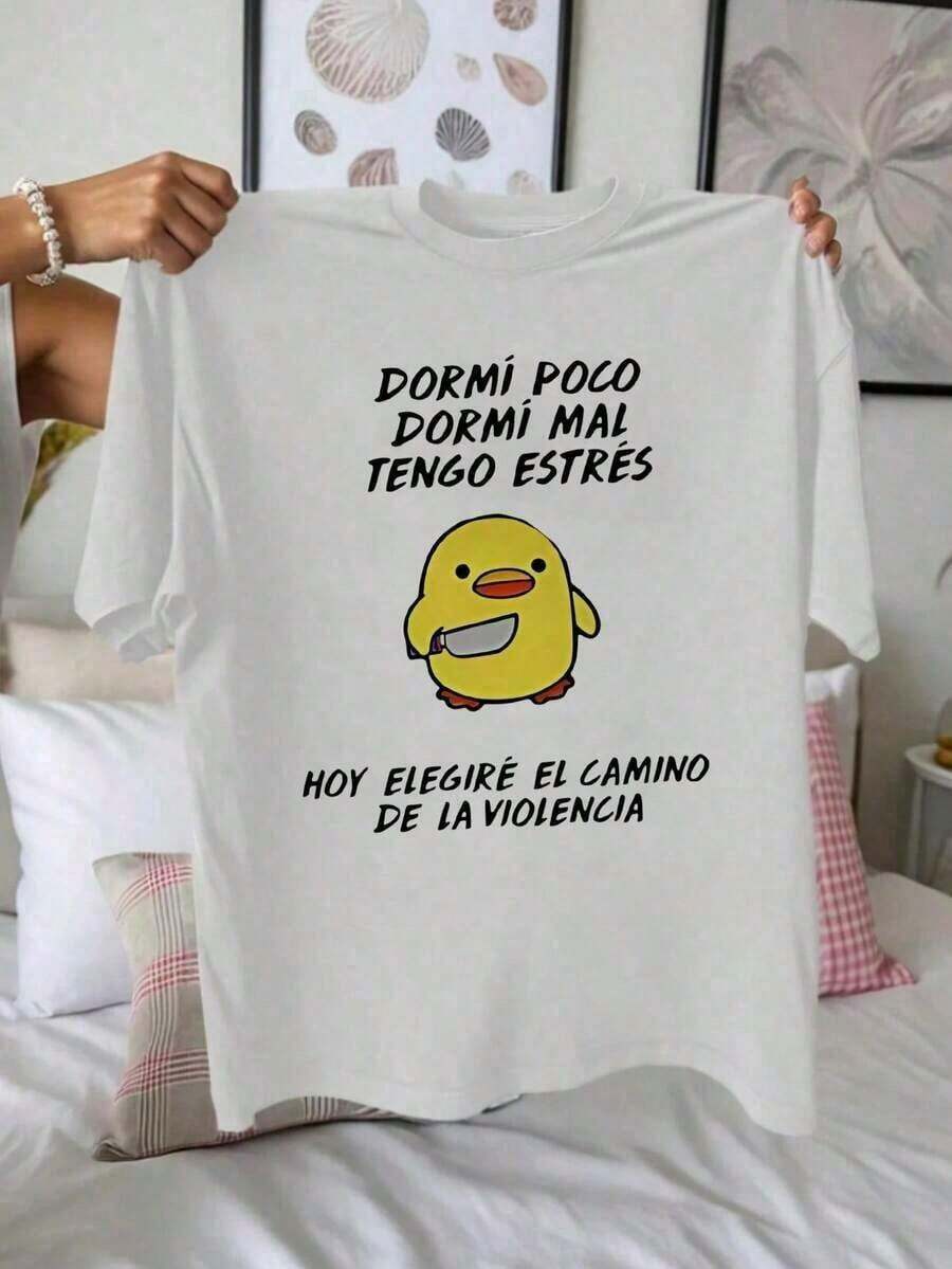 Oversized White Short-Sleeve T-Shirt With Angry Chicken And Knife Meme, Graphic Tee With Viral Phrase In Spanish: "I Slept Little, I'm Stressed", Latin Sarcastic Humor, Loose Urban Style Blouses, Cute 100% Cotton - 白色的 - 查看 1
