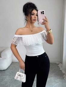 Camiseta corta de mujer ajustada con hombros descubiertos, fruncida y con adorno de encaje elegante - Blanco - Ver 1