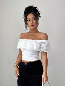 Camiseta corta de mujer ajustada con hombros descubiertos, fruncida y con adorno de encaje elegante - Blanco 2 - Ver 3