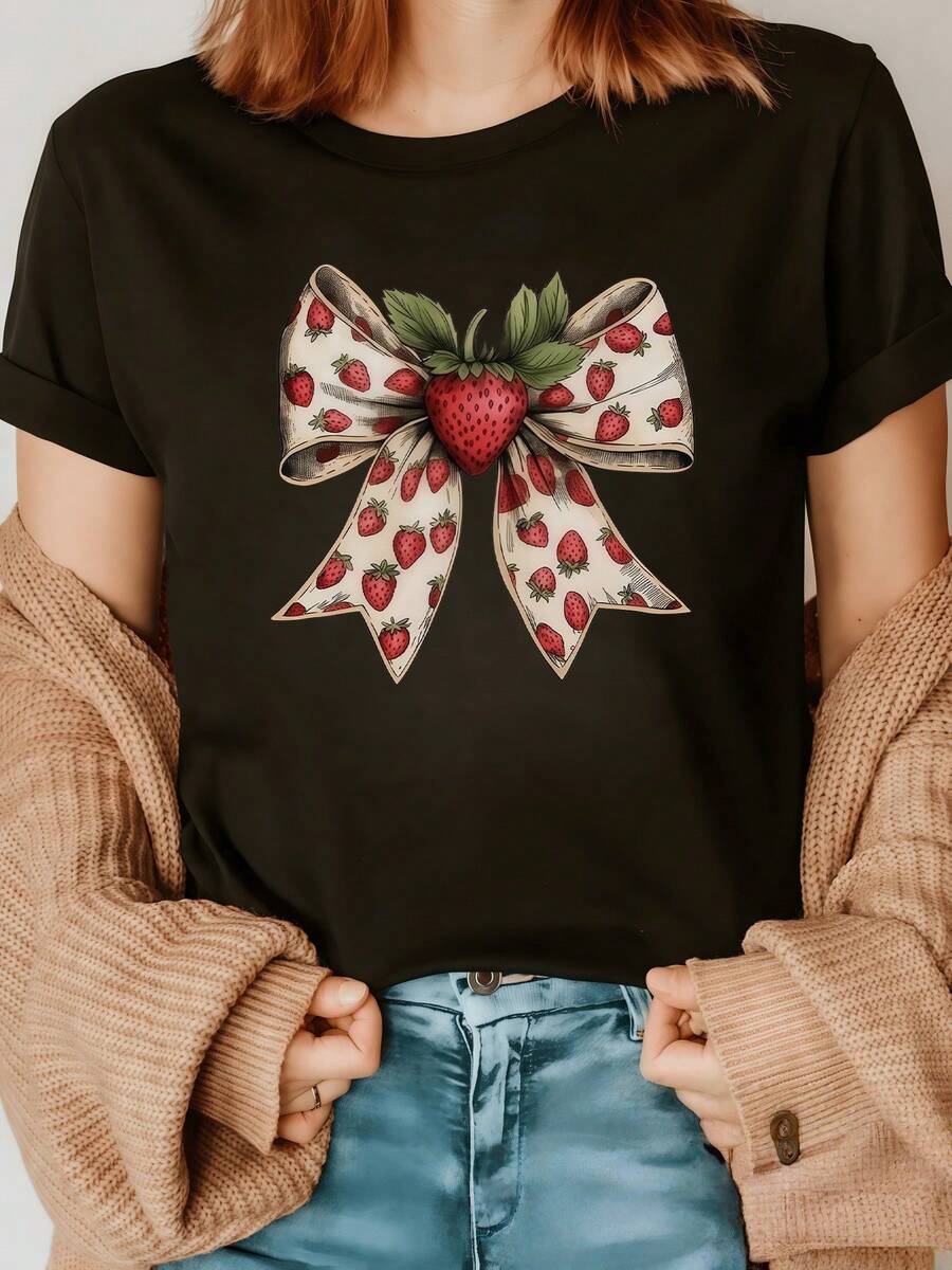 Large Bow Decorated With Small Strawberries Symbolizing Sweetness, Vitality, And Natural Love, Showing A Joyful Connection With Nature And Feminine Charm. Comfortable Casual Women's T-Shirt For Everyday Wear, Elegant And Fresh. - 黑色 - 查看 1