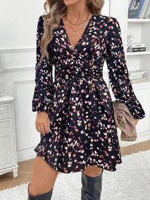 Vestido corto casual sencillo con cuello en V, manga larga, plisado y estampado de todo sobre - Negro - Ver 1