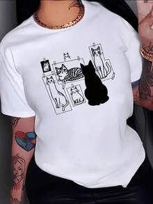 Cats Observing Portraits Of Their Own Species Symbolize Introspective Curiosity And The Connection Between Beings Who Share The Same World. A Modern, Casual Women's T-Shirt For Everyday Wear, Comfortable And With Artistic Style. - 白色 - 查看 1