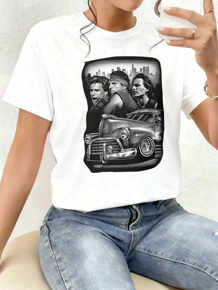 The Image Features A Shiny Classic Car With Details And A Group Of People In Urban Attire In Front Of A Modern Cityscape, Symbolizing Strength, Independence, And The Memory Of Street Culture. Women's 100% Cotton T-Shirt, Comfortable Clothing. - 白色 - 查看 1