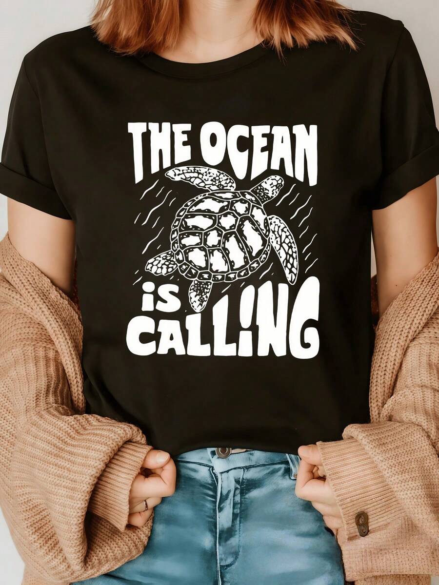 A Sea Turtle Swimming Among Waves Inspires A Connection With Nature And Conveys A Sense Of Freedom And Serenity-Perfect For Adventurous Spirits. A Modern, Casual Women's T-Shirt. - 黑色 - 查看 1