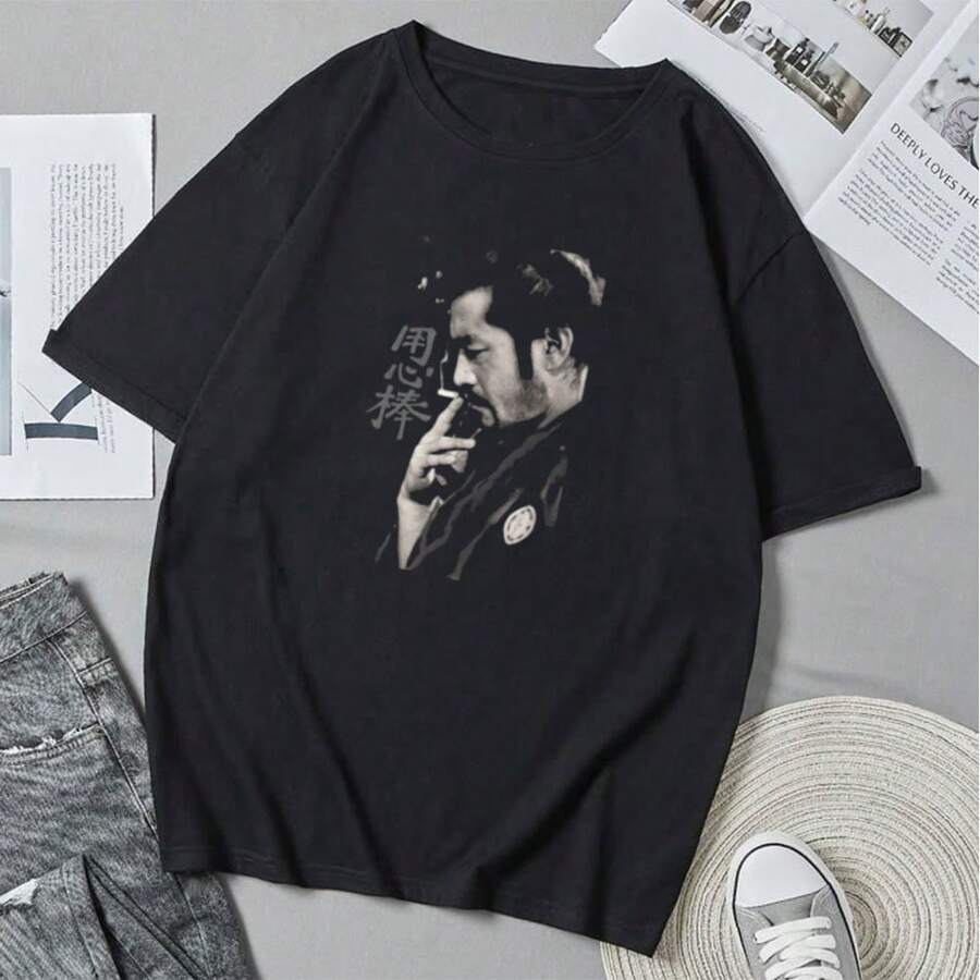Unisex T-Shirt Featuring Sanjuros, Yojimbos, Toshiros, And Mifune With An Anime Cartoon Print. Casual Summer T-Shirt With A Crew Neck. - 黑色 - 查看 1