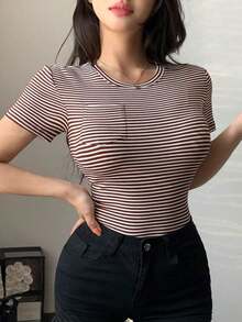 Camiseta casual de mujer con cuello redondo, de manga corta, bolsillo y silueta ceñida a rayas - Marrón - Ver 3