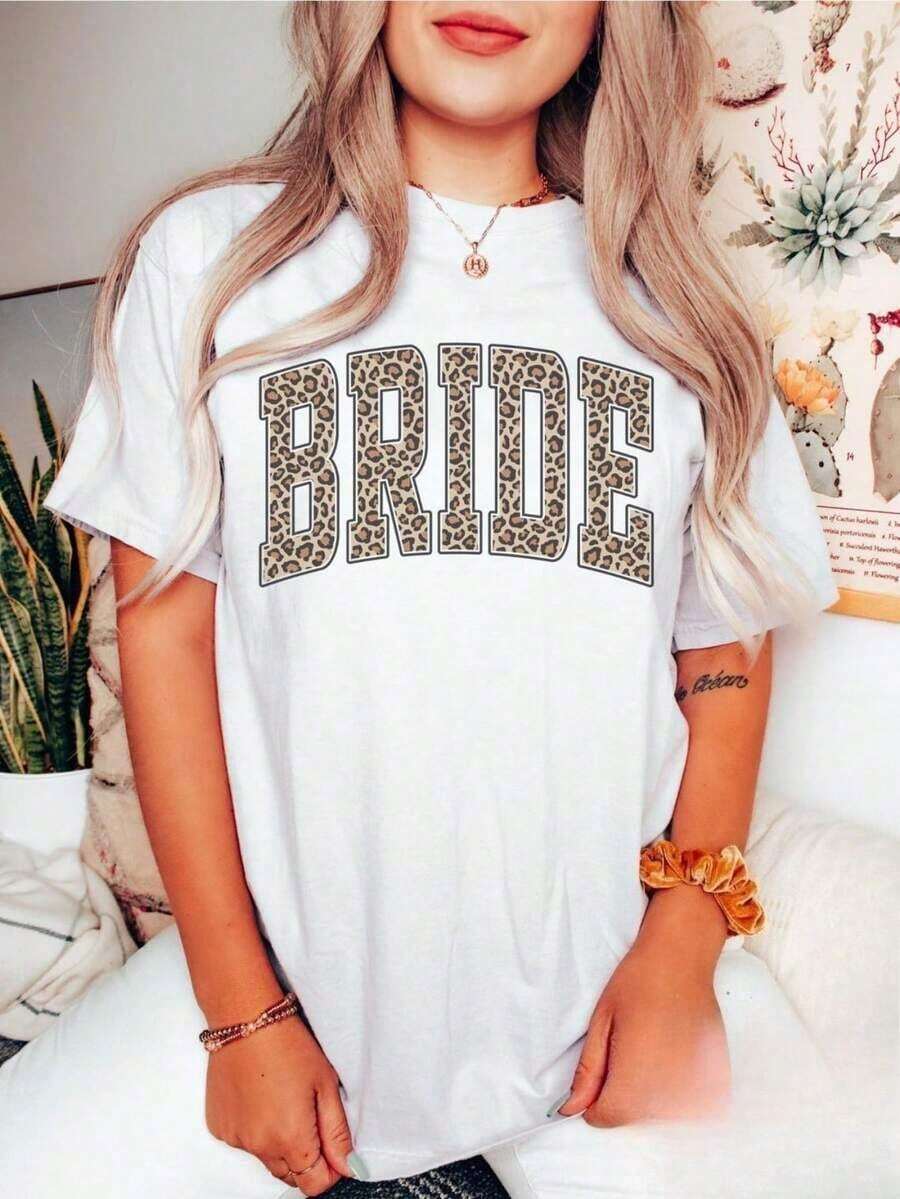 New 2026 Collection: Leopard Print Cotton T-Shirt For Bride, Varsity T-Shirt For Bride, Gift For The Bride, T-Shirt For Bachelorette Parties, Engagement Gift, Bachelorette Party Gift, Elegant Casual T-Shirt For Bride, Sportswear, % Cotton, Breathable And Comfortable. - 白色 - 查看 1