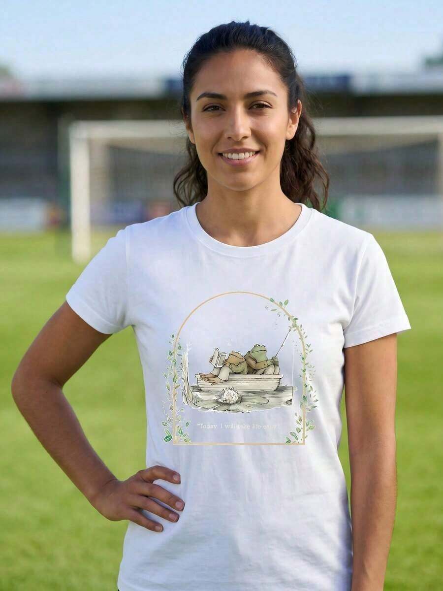 Women's Blouses. T-Shirt With Frog And Toad Print On A Boat, T-Shirt With The Phrase "Today I Will Take Life Easy", Short Sleeve With Casual Round Neck, Clothing Inspired By Retro Book Characters. - 白色的 - 查看 1