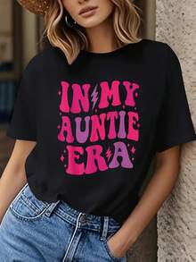 Funny T-Shirt For Women With The Slogan "In My Aunt Era" | Black Fitted Short Sleeve T-Shirt With Pink Lettering - Funny Gift For Aunt On Birthday Or Mother's Day - Soft Crew Neck Casual T-Shirt For Aunts, Funny Text T-Shirt. - 黑色 - 查看 1
