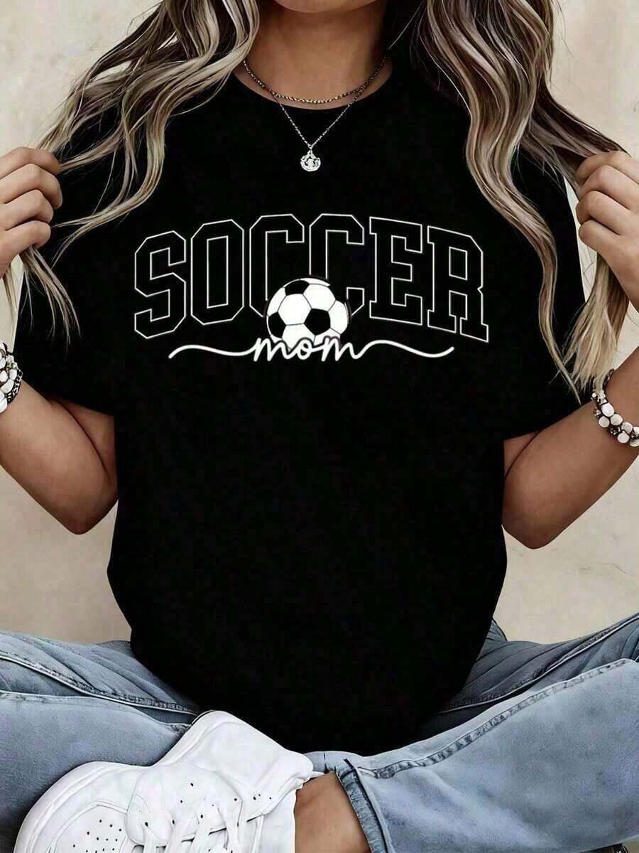 1 Women's Plus Size T-Shirt "Footballer On Hold" - A Casual, Loose-Fitting Garment With A Football Design, Perfect For Football Fans. It's The Perfect Gift For Mothers And Sports Enthusiasts, And An Ideal Choice For Mother's Day. Made From 100% Cotton. - 黑色 - 查看 1