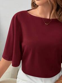 Camiseta elegante y minimalista de mujer con cuello de barco, hombros caídos y mangas cortas, de unicolor - Burdeos - Ver 5