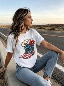 Women's Crew Neck T-Shirt With A Patriotic Cowboy Hat And Boot Design Featuring The American Flag. Short Sleeves, Casual Summer Style Perfect For Independence Day Celebrations. Women's Summer Outfits, Women's Vacation Clothes, Stylish - 白色 - 查看 4