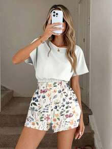 Conjunto de 2 piezas casual y elegante para primavera/verano con blusa de cuello redondo con estampado floral vintage y dobladillo recogido, y shorts con bolsillo con volante en la cintura - Multicolor 4 - Ver 7