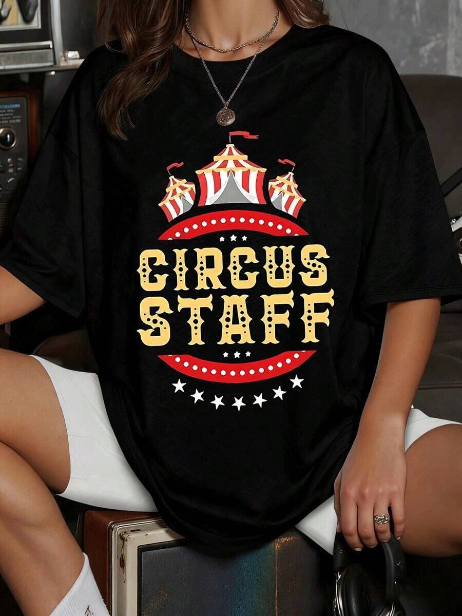 Estampado circense vibrante carpas a rayas banderas CIRCUS STAFF letras doradas vintage Banners y estrellas evocan magia alegría nostalgia de grandes espectáculos diversión única Camiseta de mujer 100% algodón casual divertido,Prendas callejeras de estilo fiesta y carnaval con blusas transpirables para uso diario y actividades. - Negro - Ver 1