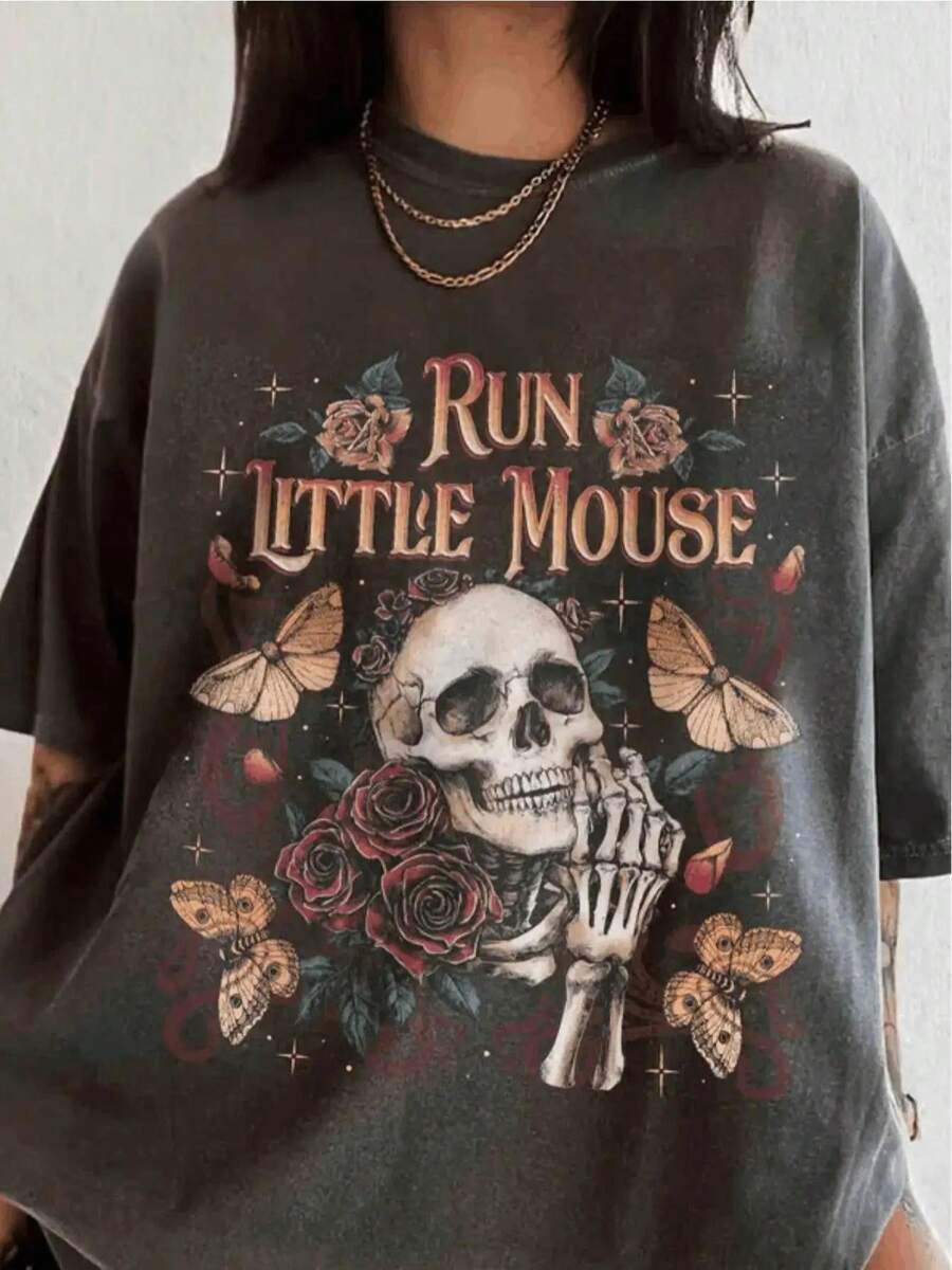 Women's Plus Size Round Neck Casual Printed T-Shirt, Romantic Dark Gothic Style - With Dark Rose And Skull Design, Illustrated With Characters Like Little Mouse And Adeline - Victorian Inspired Literary T-Shirt, Perfect For Book Lovers, Daily Wear, Gift For Literature Fans, Printed T-Shirt Suitable For Daily Wear, Outdoor, Casual And Festive Occasions. - 黑色 - 查看 1