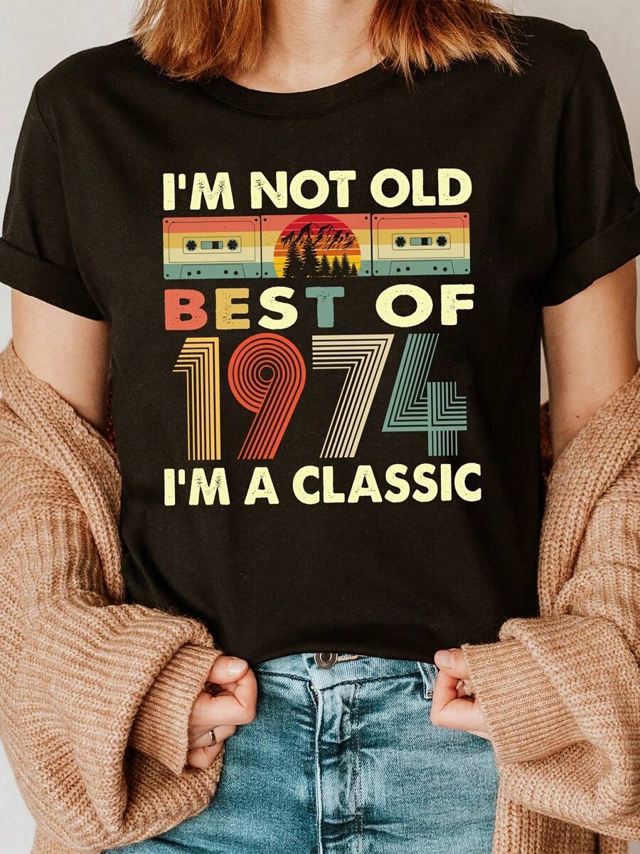 Women's T-Shirt - Vintage 1974 Style - Funny T-Shirt With The Slogan "I'm Not Old, I'm A Classic" - Black With Yellow Letters - Soft Crew Neck Casual Top - Birthday Gift For Women Born In 1974 - Vintage Essential For Everyday Wear, Spring Fashion Highlight, Bold Print Design, Breathable Fabric Short Sleeve T-Shirt. - 黑色 - 查看 1