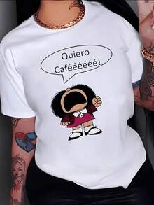 Niña divertida con cabello rizado gritando su amor por el café expresando energía matutina y humor alegre ideal para quienes disfrutan su bebida favorita con actitud camiseta de mujer casual moderna y cómoda para uso diario - Blanco - Ver 8