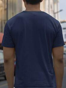 Camisa masculina de verão, confeccionada em tecido de malha levemente elástico, com estampa decorativa, modelagem regular, estilo casual, solta e confortável. - azul-marinho - Ver 2