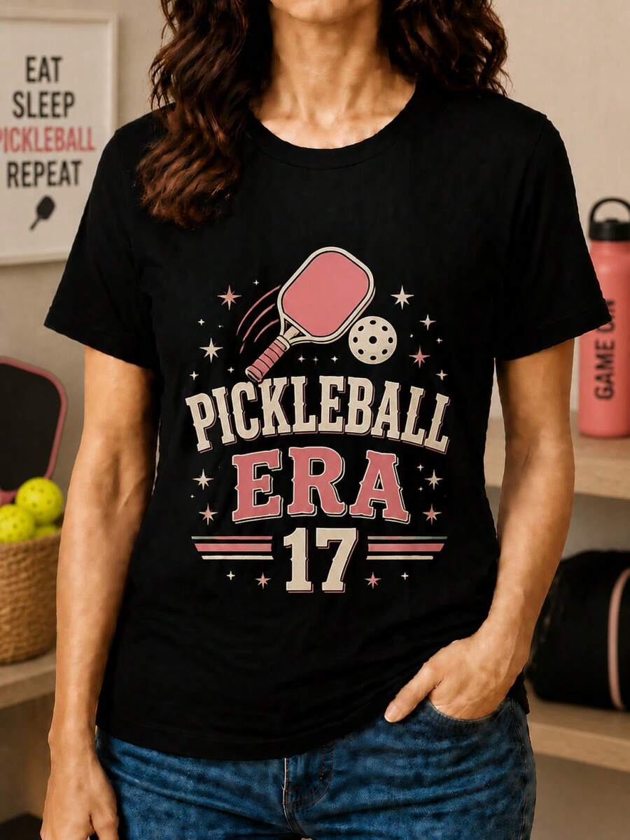 Women's Printed T-Shirt - Casual Short Sleeve Crew Neck T-Shirt In Black With Pickleball Era 17 Design And Wavy Hair, Relaxed Fit For All Seasons, Perfect For Everyday Wear Or Holiday Outfits (Machine Washable). - 黑色 - 查看 1