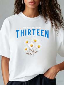 Camiseta Estampada para Mujer con Diseño Floral en Texto Azul sobre Fondo Gris - Camiseta Casual de Manga Corta y Cuello Redondo, Corte Relajado para Todas las Estaciones, Perfecta para Uso Diario y Atuendos de Vacaciones (Lavable aáquina). - Blanco - Ver 1