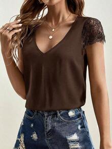 Blusa de mujer de unicolor con parches de encaje en escote en V, blusa de verano, blusa de color negro sólido con encaje, espalda con parches de encaje, blusa sin espalda, blusa de verano para mujer, blusa para invitada de boda, hecha de material - Café integral - Ver 5