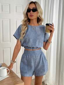 Conjunto de 2 piezas casual y elegante para primavera/verano con blusa de cuello redondo con estampado floral vintage y dobladillo recogido, y shorts con bolsillo con volante en la cintura - Azul - Ver 5