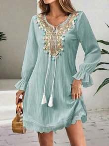 Vestido de mujer con cuello bordado en V, detalles con borlas de colores, mangas largas con volantes, decoración con borlas, vestido elegante de playa y vacaciones para primavera - verde menta - Ver 1