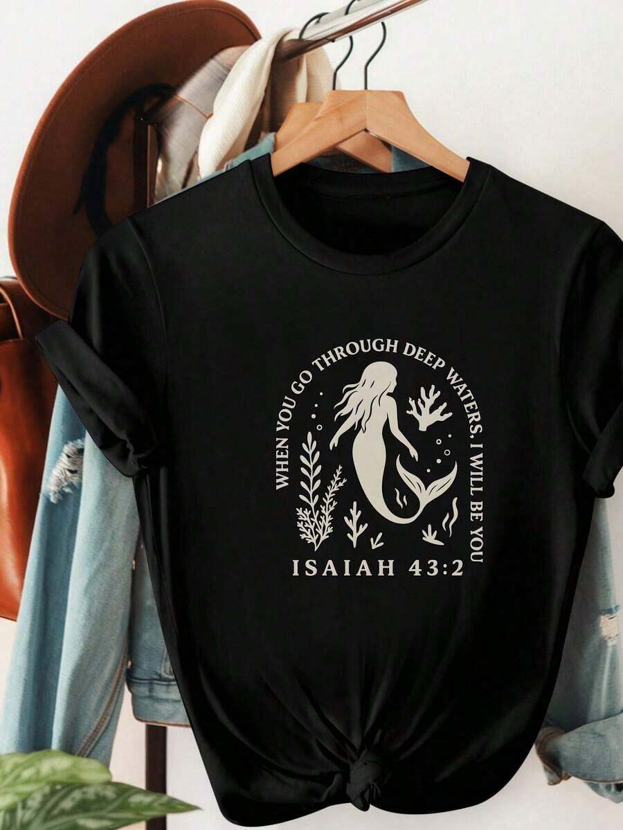 Camiseta Relajada para Mujer con Estampado de Sirena y Plantas Marinas y Versículo Bíblico Isaías 42:5 - Negra con Patrón Blanco, Top Casual de Manga Corta y Cuello Redondo, Ajuste Holgado y Cómodo, Camiseta Deportiva de Algodón - Negro - Ver 1