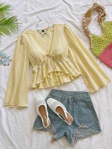 Blusa con escote en V, cintura ajustable con lazo, mangas acampanadas y fruncido en el dobladillo con detalle de volantes. - Amarillo claro - Ver 3