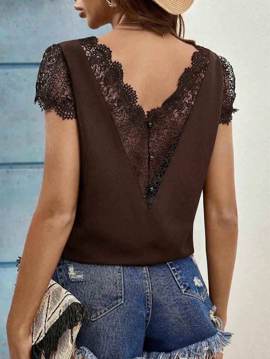 Blusa de mujer de unicolor con parches de encaje en escote en V, blusa de verano, blusa de color negro sólido con encaje, espalda con parches de encaje, blusa sin espalda, blusa de verano para mujer, blusa para invitada de boda, hecha de material - Café integral - Ver 1