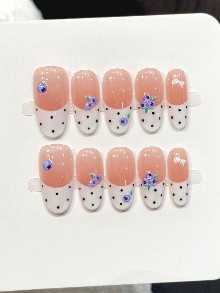Conjunto de 10 unhas postiças ovais feitas à mão, estilo Y2K, com laço em degradê laranja, renda com bolinhas e efeito diamante francês, degradê branco com estampa de leopardo (um toque doce e moderno) e degradê dourado quente com efeito olho de gato e girassol. Perfeitas para festas e uso diário. Ideais para meninas e mulheres em festivais, festas, shows e para o dia a dia. Ótimas opções de presente para o Dia dos Namorados e Dia das Mães.