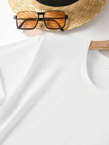 T-Shirt With "Judging You" Print. Available In 6 Colors, Short Sleeves, Round Neck, High-Stretch Casual Sports Top. Machine Washable. Suitable For Spring And Summer. Can Be Worn In All Seasons. Women's Clothing. Elegant Party Outfit, T-Shirt For Elegant Ladies, Blouses Suitable For Curvy Women, Casual Wear, Cool And Sweat-Free Summer Wear, Fun Letter Print. - 白色 - 查看 3