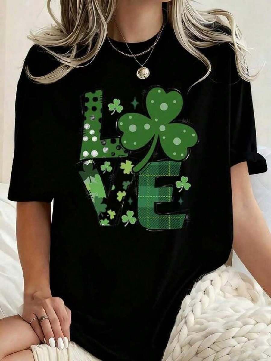 Women's Plus Size Black Short Sleeve Casual T-Shirt With "Love With Shamrocks" Print Design, St. Patrick's Day Design, Unisex Printed T-Shirt, Plus Size Women's T-Shirt, Suitable For Everyday Outings And As A Holiday Gift. - 黑色 - 查看 1