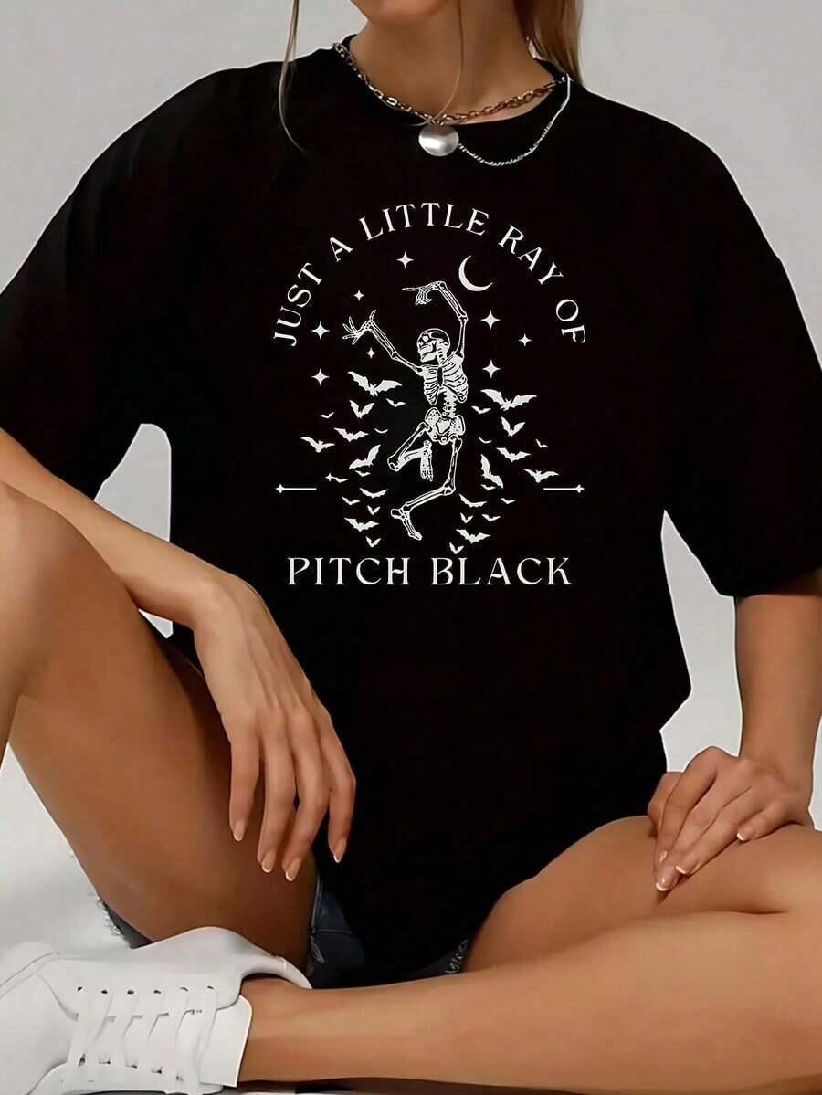 Plus Size Women's Gothic Style Skull And Bat Print T-Shirt With "Just A Little Ray Of Pitch Black" Design, Short Sleeve Oversized Print T-Shirt, 100% Cotton, Innovative T-Shirt, Round Neck Top, Casual Wear. - 黑色 - 查看 1